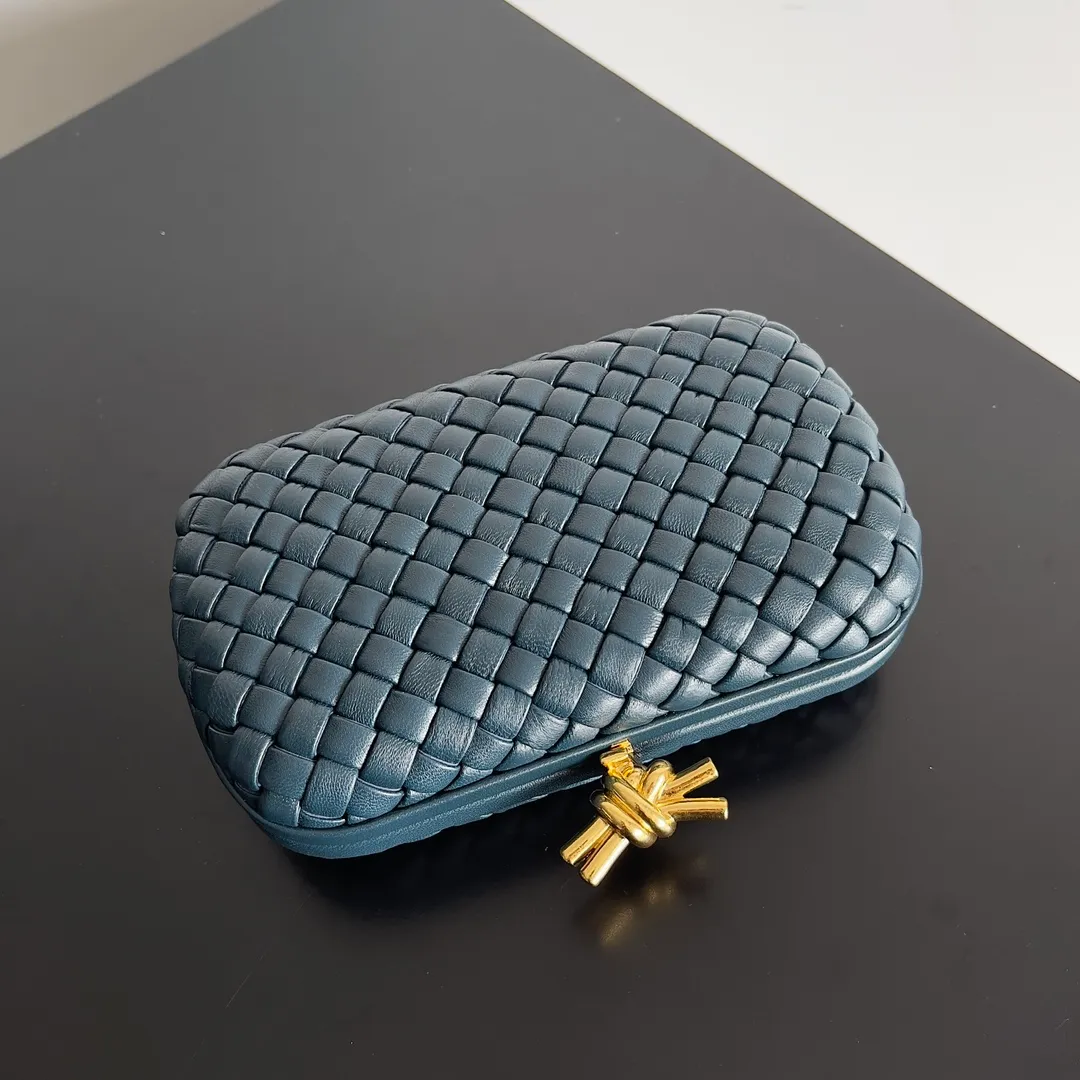 Batch 1860 BV Knot | The classic return of the evening bag. Original leather ➕ Stainless steel hardware ➕ 24k real gold plating ➕ Fully handmade. Those who know the history of our brand should have heard that the knot is a story of Bottega Veneta, and it is also one of the more important design elements. Matthieu Blazy's work this season sublimates Knot's classics, with a new knot design and a woven shoulder strap, plus Fouland Intreccio's weaving technology, adding some fashion to the retro and nostalgic feel of the past. Style number: 717622 Size: 20.5*6*12.5